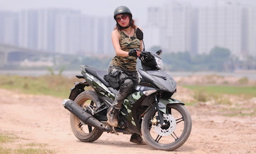 Nữ biker Việt “cực phủi” bên Honda 67 và Yamaha Exciter 