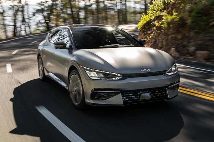 Kia EV6 Light Long Range từ 1,1 tỷ đồng, chạy 500km/lần sạc