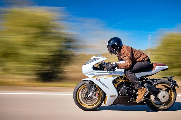 “Bạch công tử” MV Agusta Superveloce S 2021 tới 650 triệu đồng