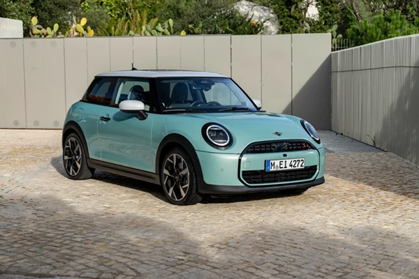 MINI Cooper S Classic Trim phối màu cổ điển ăn nhập với hatchback