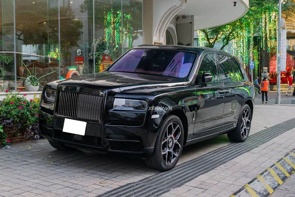 Rolls-Royce Cullinan Black Badge “hàng hiếm”, hơn 32 tỷ ở Sài Gòn