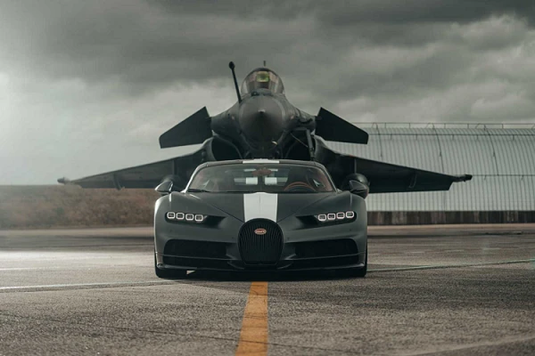 Bugatti Chiron Pur Sport "so găng" cùng tiêm kích Dassault Rafale
