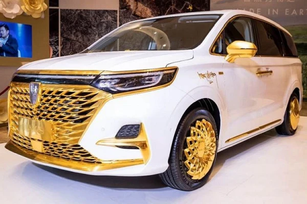 Nghệ nhân Trung Quốc "hoá vàng" MPV giá rẻ Roewe iMax8 400TGI 2021
