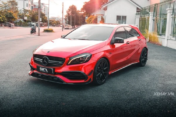 Mercedes-Benz A45 AMG hàng hiếm tại Việt Nam “thay áo” đỏ đón Tết