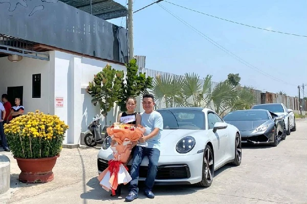 Đại gia Lan đột biến Hóc Môn tặng vợ Porsche 911 hơn 8 tỷ