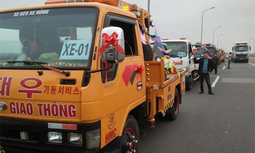 Cả dàn xe cứu hộ "đưa nàng về dinh" tại Vĩnh Phúc