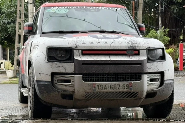 Đại gia Việt cưỡi Land Rover Defender hơn 7 tỷ “phượt” 3 quốc gia