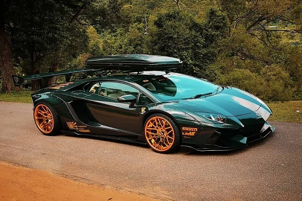 Siêu xe Lamborghini Aventador bản độ độc đáo gắn cả cốp trên nóc