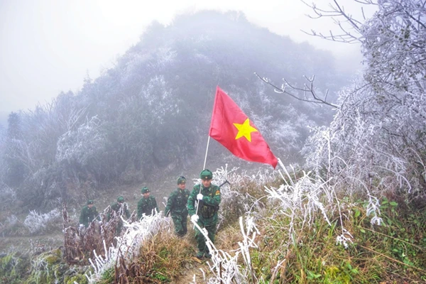 Bộ đội Biên phòng tuần tra biên giới giữa băng giá -2 độ C