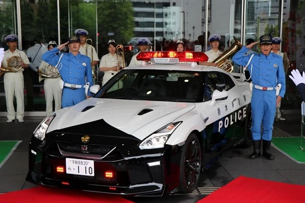Đại gia Nhật chơi lớn, tặng Lexus LC500 cho cảnh sát
