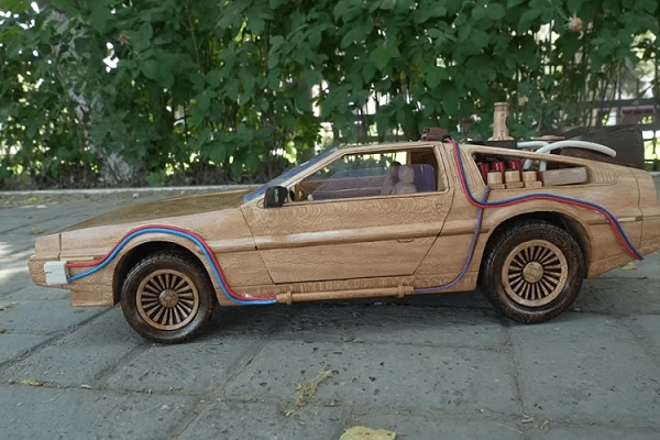 Ngắm "cỗ máy thời gian" DeLorean DMC-12 của Back to the Future bằng gỗ