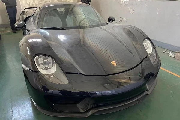 Đại gia Trung Quốc "bỏ xó" siêu xe Porsche 918 Spyder triệu đô