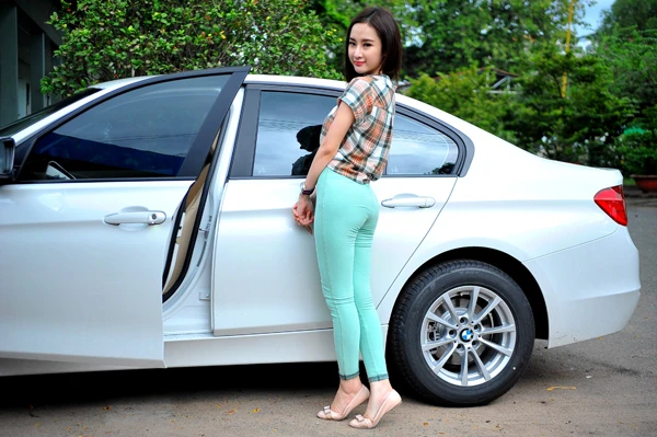 Soi xế sang tiền tỷ "đi mượn" của Angela Phương Trinh