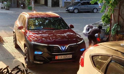 Dân chơi Sài thành chi 1 triệu đồng độ logo VinFast Lux SA2.0