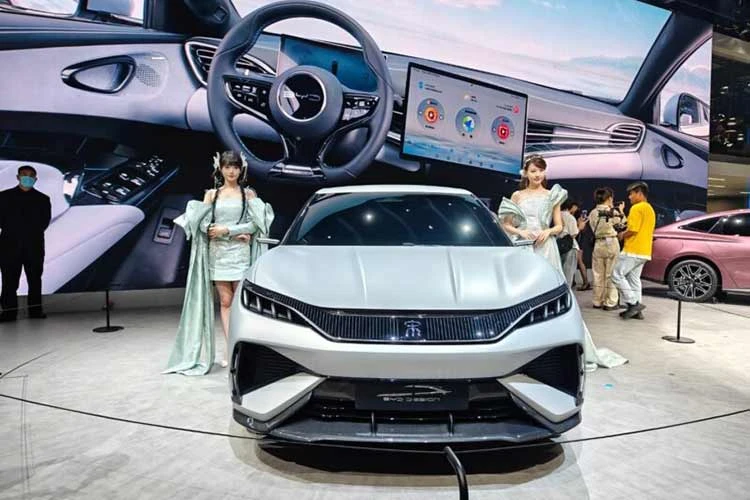 BYD Song L từ 713 triệu đồng - "con lai" Kia EV6 và Porsche Cayenne