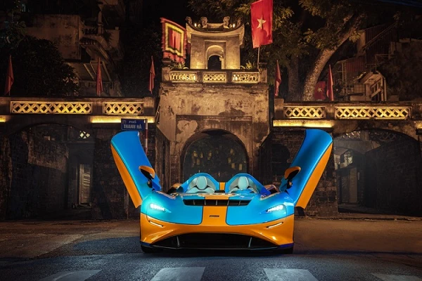 Siêu xe McLaren Elva mô hình khoe dáng "lung linh" trên phố Hà Nội