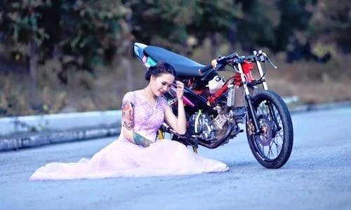 Nữ biker Việt “xăm trổ” cá tính cùng Yamaha Exciter 135 độ