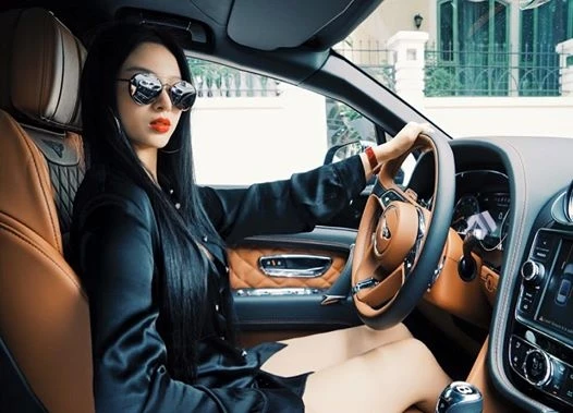 Cận cảnh siêu SUV Bentley Bentayga giá 23 tỷ của Huyền Baby