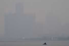 Bầu trời ở Mỹ chuyển màu vì khói cháy rừng