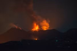 Núi lửa Etna phun trào, sân bay lớn nhất Sicily phải đóng cửa