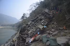 Hiện trường xe buýt lao xuống vực ở Nepal, hàng chục người thương vong