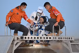 Phi hành đoàn tàu vũ trụ Thần Châu 21 trở về Trái Đất an toàn