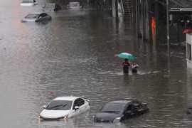 Mưa lũ ở thủ đô Bangkok, hàng trăm người phải sơ tán
