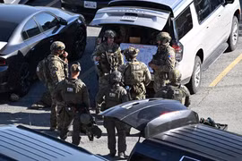 FBI bắn hạ nghi phạm bắt giữ 10 người làm con tin