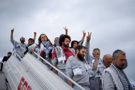 Israel trục xuất hàng trăm nhà hoạt động trên đoàn tàu viện trợ Gaza
