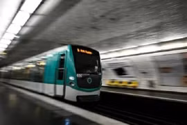 Bắt giữ nghi phạm tấn công bằng dao trên tàu điện ngầm Paris