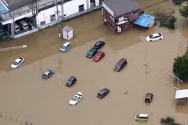 Mưa lớn gây lũ lụt, lở đất ở Nhật Bản 