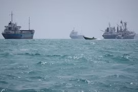 Iran thông báo 3 tàu chở dầu trúng thủy lôi, bốc cháy ở Hormuz