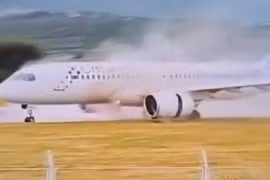 Máy bay Croatia Airlines chở 135 người trượt khỏi đường băng, lao ra bãi cỏ