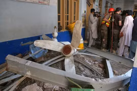 Hiện trường vụ sập mái trường học ở Pakistan, hơn 80 người thương vong