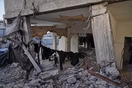Vụ sập nhà phơi bày mối nguy chết người tiềm ẩn ở Gaza