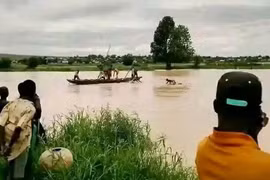 Lật thuyền trên sông ở Nigeria, gần 50 người tử vong