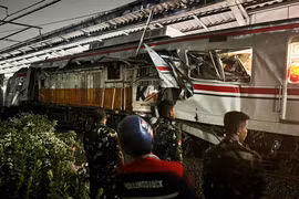 Hiện trường hai đoàn tàu va chạm ở Indonesia, nhiều người tử vong