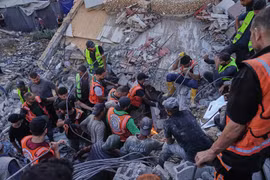 Tòa nhà đổ sập trong đêm ở Gaza, hơn 40 người thương vong