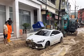 Mưa lớn gây lũ quét trên đảo Phuket của Thái Lan