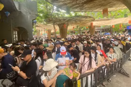 Khách 'chật như nêm' ở Tràng An