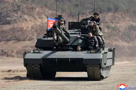 Con gái ông Kim Jong Un xuất hiện cùng cha trên xe tăng