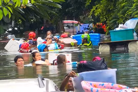 Cảnh ngập lụt nghiêm trọng ở thủ đô Bangkok