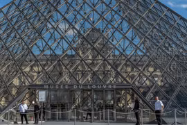 Diễn biến vụ trộm giữa ban ngày tại Bảo tàng Louvre