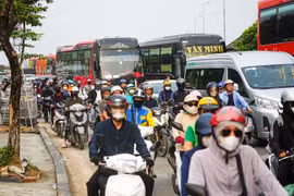 Dòng phương tiện nối dài trở lại Thủ đô sau kỳ nghỉ Giỗ Tổ