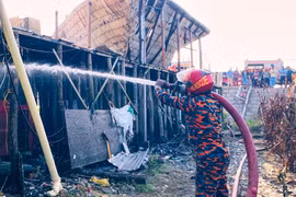 Hiện trường vụ hỏa hoạn thiêu rụi khu nghỉ dưỡng ven biển ở Bangladesh