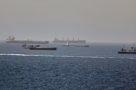 Mỹ tấn công tàu hàng cố vượt lệnh phong tỏa cảng biển Iran
