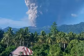 Núi lửa phun trào dữ dội ở Indonesia, 3 người thiệt mạng