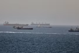 Tàu chở dầu bị tấn công, bốc cháy ở eo biển Hormuz