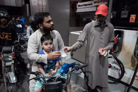 Pakistan trợ cấp nhiên liệu cho 9 triệu người thu nhập thấp