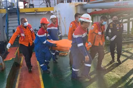 Indonesia nỗ lực tìm kiếm 129 người mất tích trong vụ lật phà